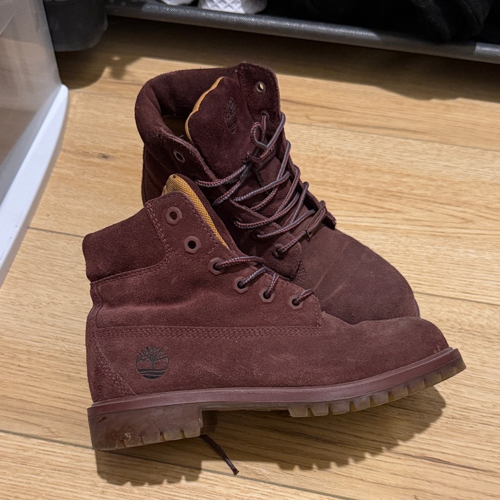 Timberland women’s burgundy Suede Boots